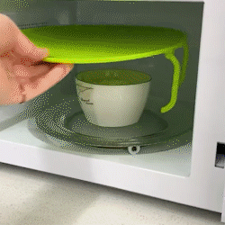 Foldable microwave stacking tray in use